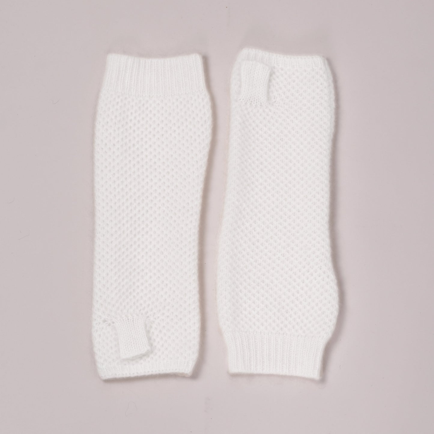 Weiße fingerlose Kaschmir-Handschuhe