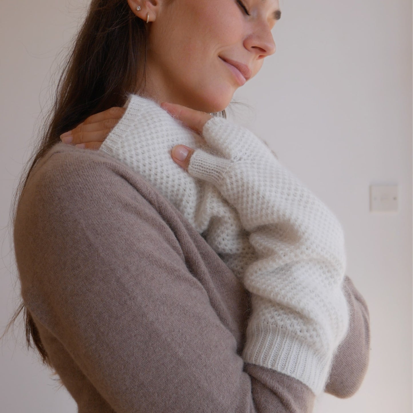 Weiße fingerlose Kaschmir-Handschuhe